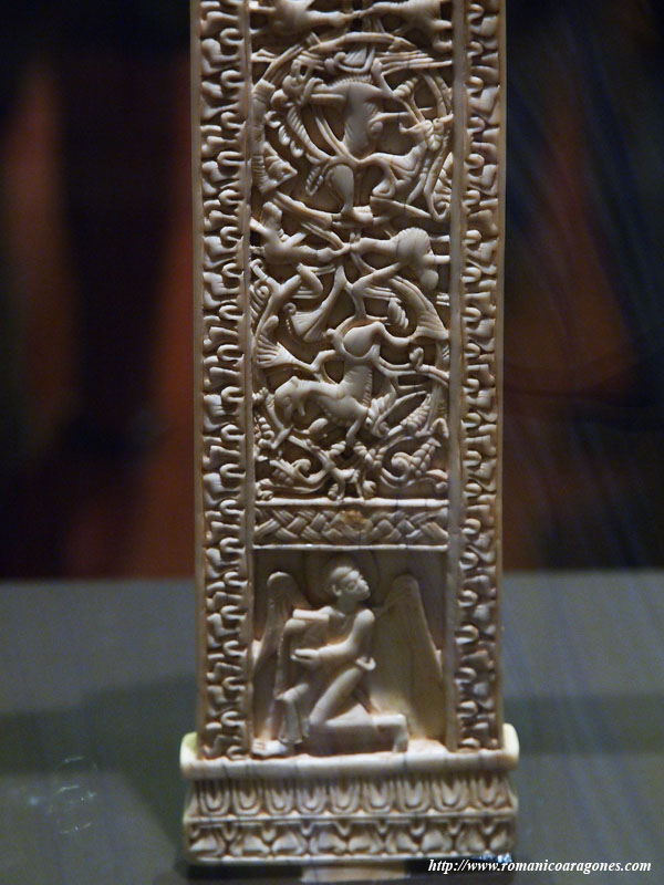ANASTASIS EN LA PORCIÓN SUPERIOR DE LA CRUZ DE DON FERNANDO Y DOÑA SANCHA